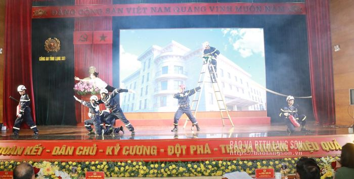 Màn sân khấu hóa trong phần thi tuyên truyền của thí sinh Lê Duy Long