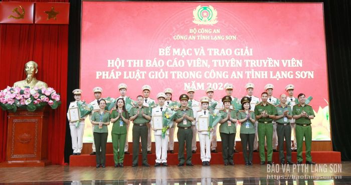 Ban Tổ chức và các đại biểu chụp ảnh lưu niệm cùng các thí sinh