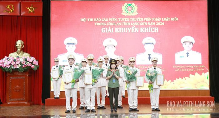 Ban Tổ chức trao giải Khuyến khích cho các thí sinh