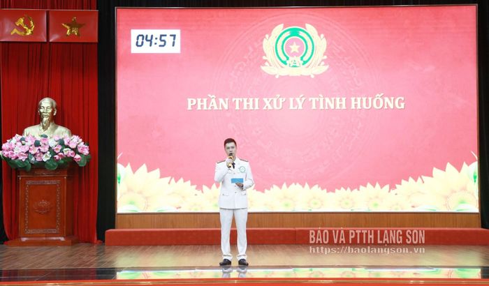 Thí sinh Đặng Trung Anh, Công an xã Tân Đoàn trả lời câu hỏi trong phần thi xử lý tình huống