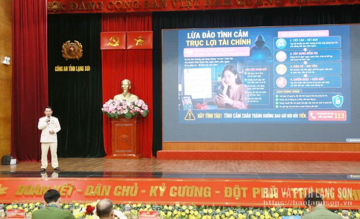 Thí sinh Nguyễn Khánh Toàn, cán bộ Công an xã Tân Thành trong phần thi tuyên truyền