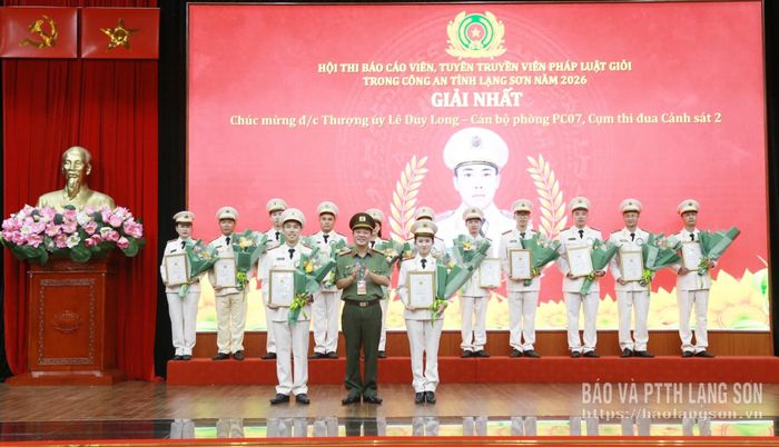 Ban Tổ chức trao giải Nhất, Nhì cho 2 thí sinh