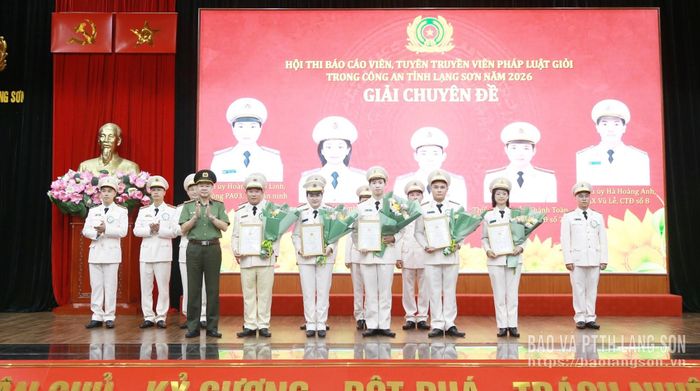 Ban Tổ chức trao giải Chuyên đề cho các thí sinh