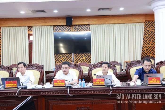 Các thành viên đoàn kiểm tra, giám sát dự buổi làm việc