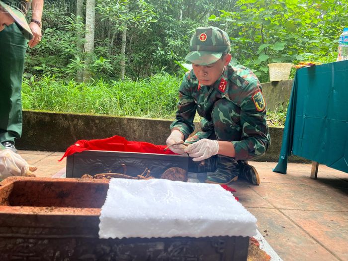 Anh Trường trực tiếp tham gia từng phần việc trong công tác tìm kiếm, quy tập hài cốt liệt sĩ.
