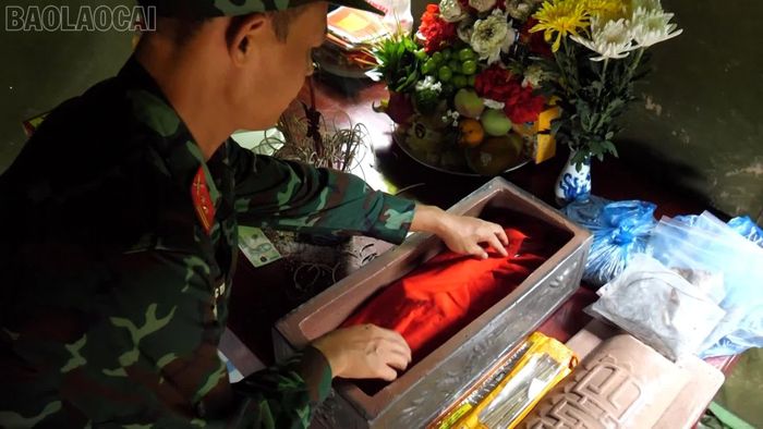  Trân trọng từng di vật là cách thượng tá Phạm Khắc Trường thể hiện trách nhiệm với người đã hy sinh. 