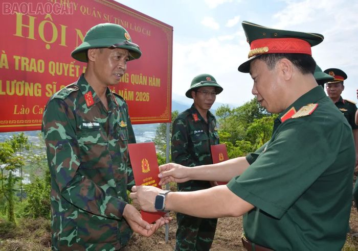 Thượng tá Phạm Khắc Trường được nhận thăng quân hàm ngay tại thực địa. Ảnh: Lan Hương.