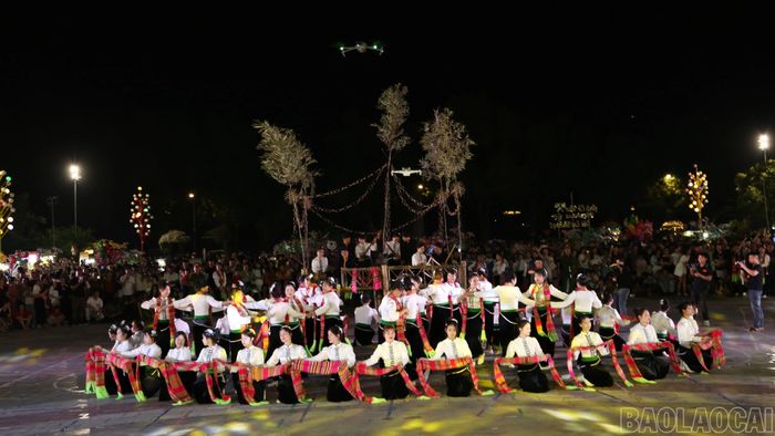 Điểm nhấn của chương trình là màn đại Xòe.