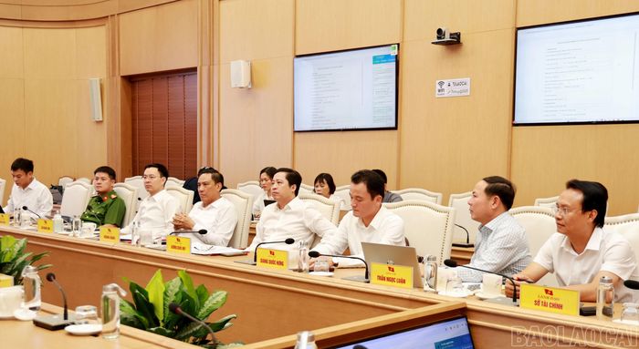 Các đại biểu dự buổi làm việc.