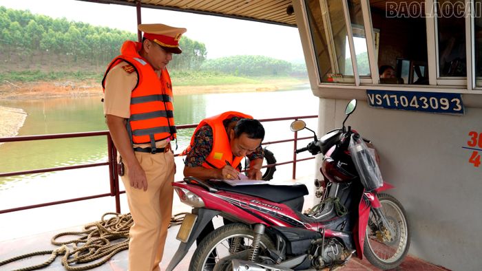 Chủ các phương tiện và lái tàu ký cam kết chấp hành nghiêm các quy định về an toàn giao thông đường thủy.