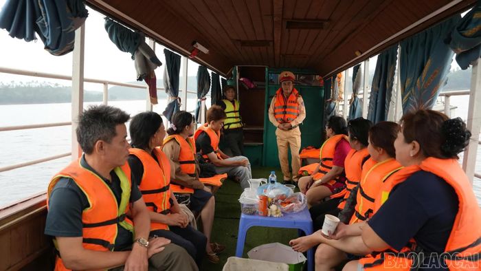 Cảnh sát đường thủy, Công an tỉnh Lào Cai tăng cường tuyên truyền cho người dân và du khách các quy định về bảo đảm an toàn khi tham gia giao thông đường thủy.