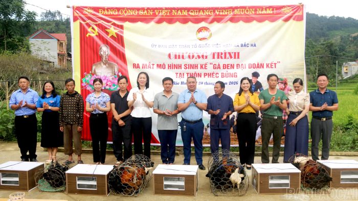 Các đồng chí lãnh đạo trao hỗ trợ sinh kế cho các hộ dân.