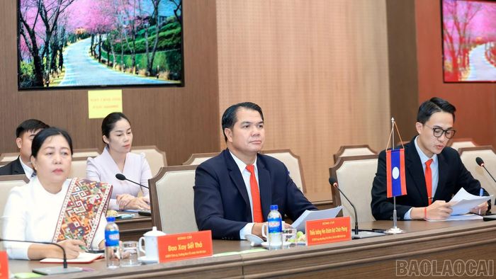 Thiếu tướng Pẻn Khăm Bụt Chăn Phèng - Ủy viên Ban Chấp hành Trung ương Đảng Nhân dân Cách mạng Lào, Bí thư Tỉnh ủy, Chủ tịch HĐND tỉnh Bò Kẹo (giữa) phát biểu tại buổi hội đàm.