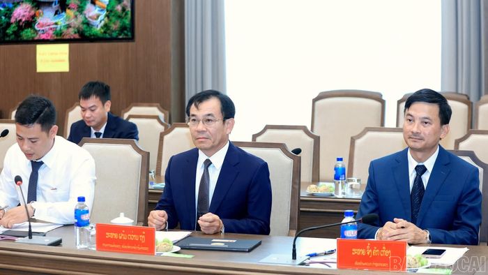 Các đại biểu tỉnh Lào Cai dự buổi hội đàm.