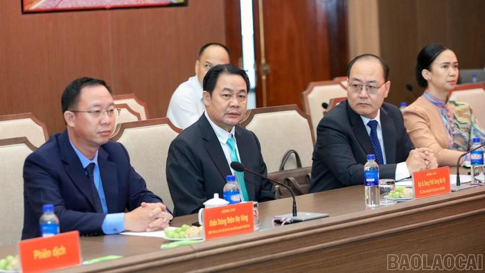 Các đại biểu tỉnh Bò Kẹo dự buổi hội đàm.