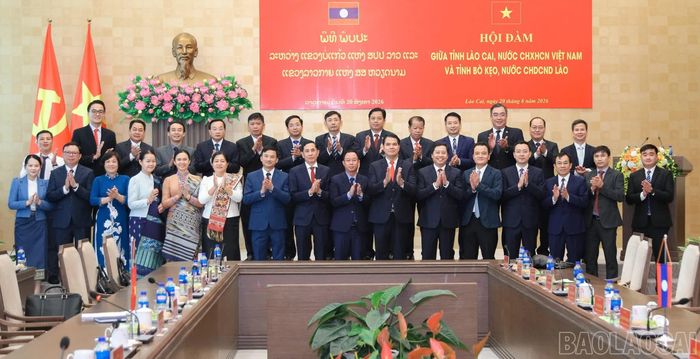 Lãnh đạo hai tỉnh tặng quà và chụp ảnh lưu niệm.
