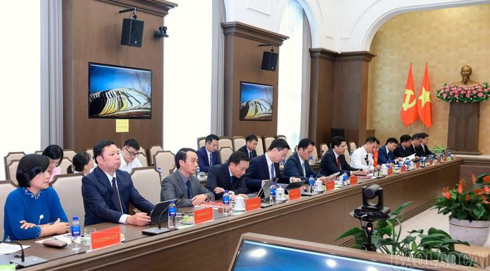 Các đại biểu dự buổi hội đàm.