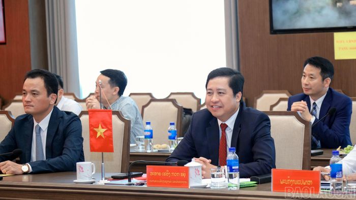 Đồng chí Dương Quốc Huy - Ủy viên Ban Chấp hành Trung ương Đảng, Bí thư Tỉnh ủy Lào Cai phát biểu tại buổi hội đàm.