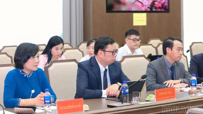 Các đại biểu tỉnh Lào Cai dự buổi hội đàm.