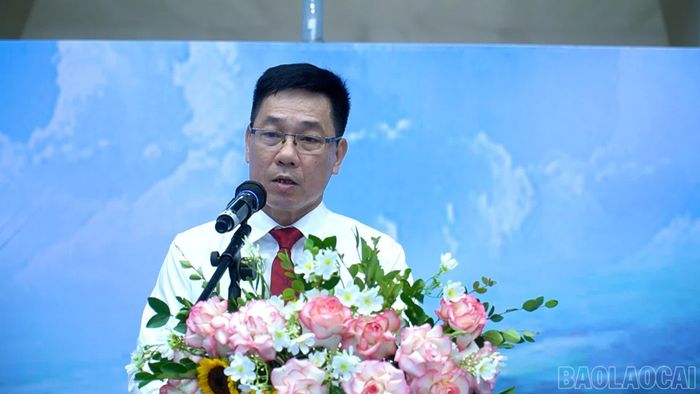 Ông Phạm Học Hải - Giám đốc Chi nhánh Vận tải đường sắt Lào Cai, Trưởng Ban tổ chức hội thao phát biểu khai mạc.