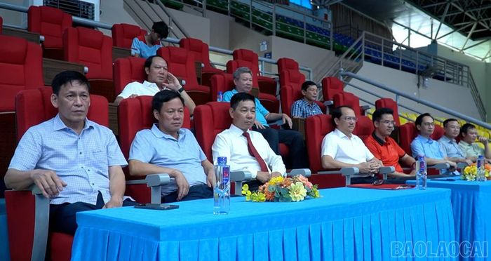 Các đại biểu tham dự lễ khai mạc.