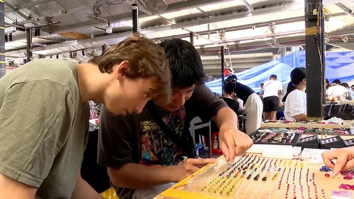 Anh Gianantonio tìm hiểu về các loại đá quý được bày bán tại chợ.