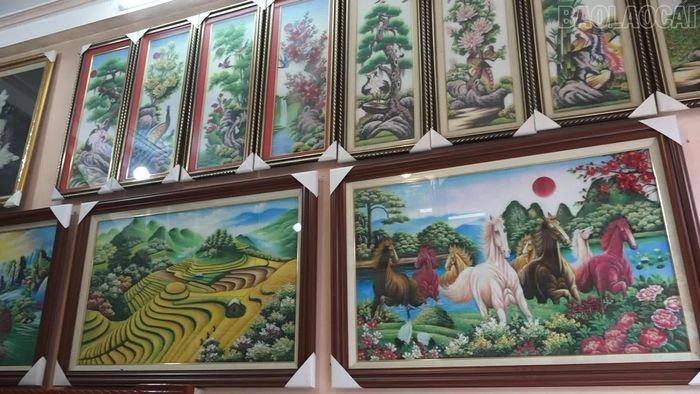 Những bức tranh đá quý được tạo nên từ bàn tay khéo léo của người thợ.