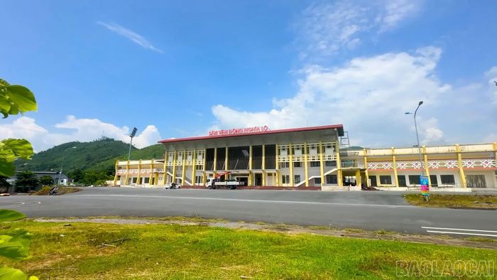 Bên ngoài sân vận động phường Nghĩa Lộ, tỉnh Lào Cai.