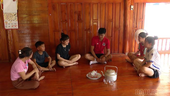 Chị Nông Thị Bông (áo hồng) động viên các con thi đấu hết mình.