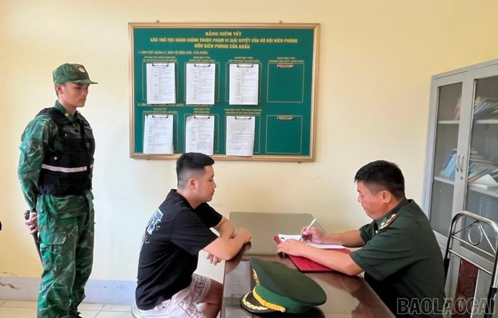 Các đối tượng làm việc tại Đồn Biên phòng.