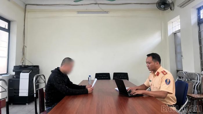 Lực lượng Cảnh sát giao thông làm việc, xử lý người vi phạm tại cơ quan Công an.