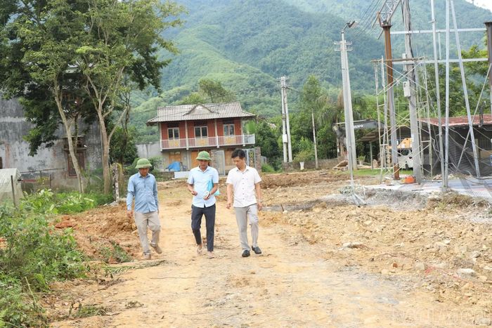 Lãnh đạo xã Thượng Bằng La trực tiếp bám nắm địa bàn, đôn đốc nhà thầu đẩy nhanh tiến độ thi công các dự án giao thông nông thôn nhằm bảo đảm kế hoạch giải ngân.