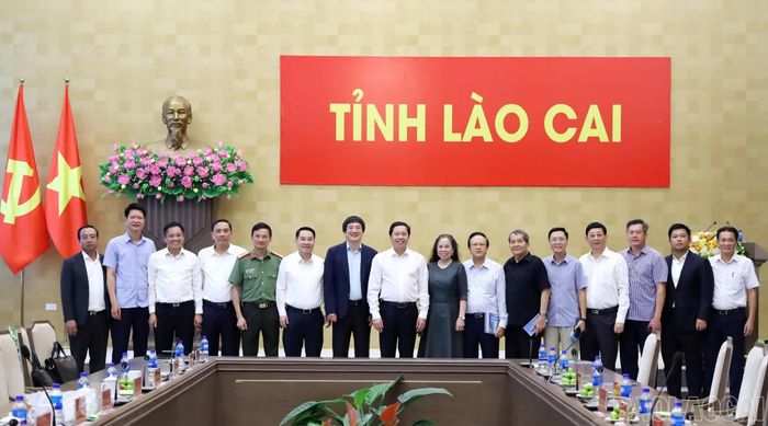 Các đồng chí lãnh đạo tỉnh chụp ảnh lưu niệm cùng các doanh nghiệp, nhà đầu tư.