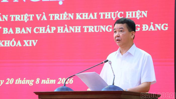 Đồng chí Đinh Khắc Yên - Bí thư Đảng ủy xã phát biểu chỉ đạo tại hội nghị.