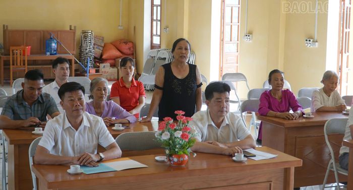 Bà Cầm Thị Sự phát biểu tại buổi sinh hoạt Chi bộ thôn Sài Lương tháng 8/2026.