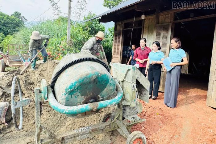 Chi bộ thôn Quyết Hùng phối hợp với Hội Liên hiệp Phụ nữ hỗ trợ sửa chữa nhà ở cho hộ nghèo trên địa bàn.