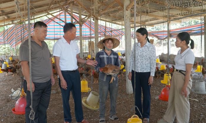 Cán bộ xã Xuân Ái và thôn Quyết Hùng nắm bắt tình hình tại các hộ chăn nuôi trên địa bàn.