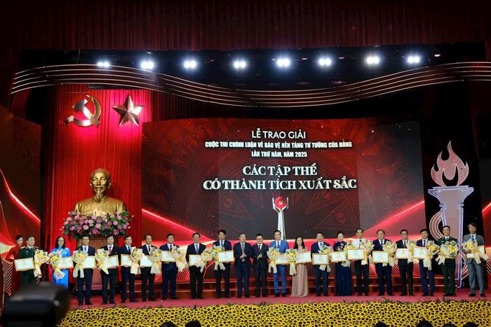 Đồng chí Võ Thanh Bình, nguyên Trưởng Ban Tuyên giáo và Dân vận Tỉnh ủy Lâm Đồng (thứ 6, từ phải qua) nhận giải Tập thể xuất sắc tại Cuộc thi chính luận bảo vệ nền tảng tư tưởng của Đảng lần thứ 5, năm 2025 được Học viện Chính trị Quốc gia Hồ Chí Minh phối hợp với các cơ quan Trung ương tổ chức (Ảnh tư liệu)