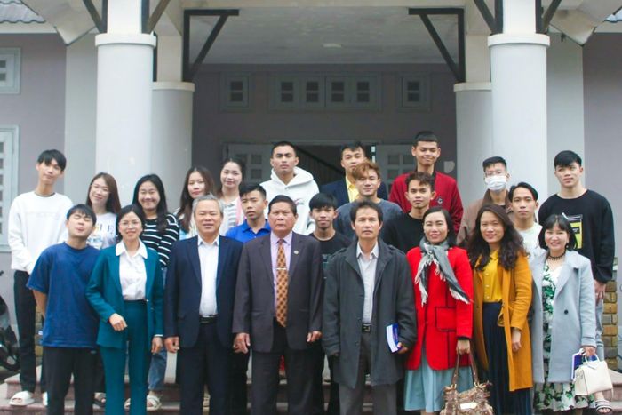 Sinh viên Lào cùng gia đình chụp hình lưu niệm tại Trường Đại học Đà Lạt (Ảnh tư liệu)
