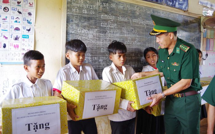 Đồn Biên phòng Cửa khẩu Bu P’răng (Bộ đội Biên phòng tỉnh Lâm Đồng) tặng quà cho học sinh Campuchia trong chương trình “Nâng bước em tới trường”