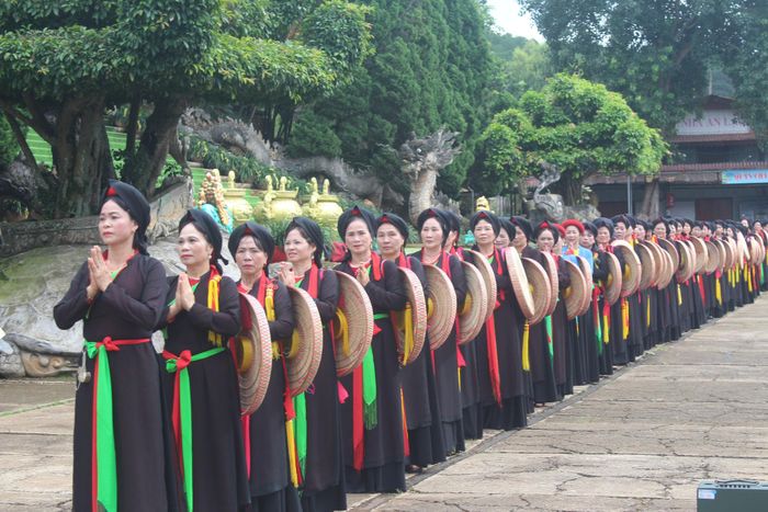 Không gian tĩnh lặng của chốn thiền môn phù hợp với canh hát quan họ.