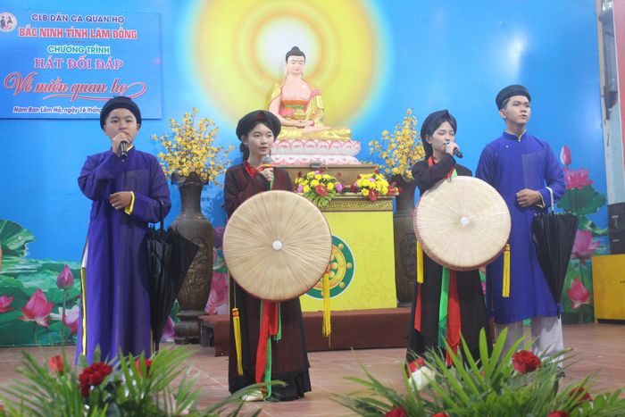 Các “măng non” quan họ trình diễn