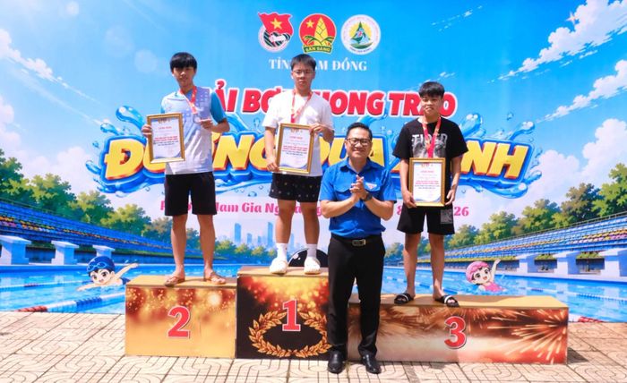 Anh Đoàn Minh Tâm, Phó Bí thư Tỉnh đoàn trao giải cho các vận động viên