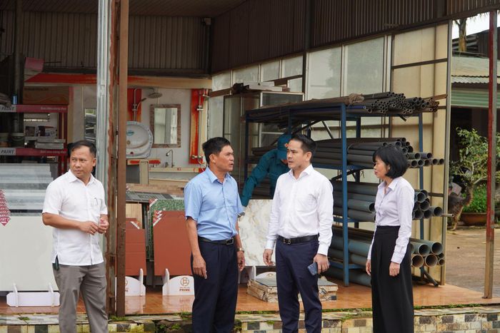 Ông Lê Xuân Từ (thứ 2 từ trái qua) sẵn sàng đồng tình, ủng hộ, bàn giao mặt bằng