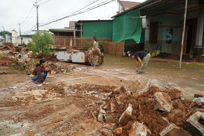 Người dân bon Bu Boong tự nguyện tháo dỡ, di dời công trình để bàn giao mặt bằng cho dự án