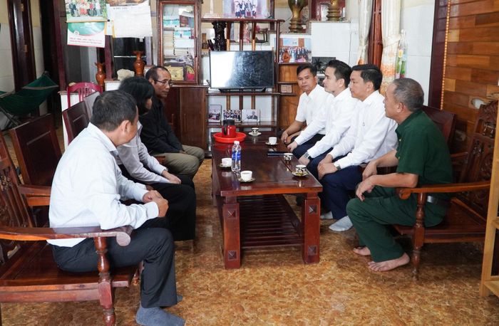 Lãnh đạo Đảng ủy, UBND xã cùng hệ thống chính trị xã, bon trực tiếp gặp gỡ, giải thích để Y NĐang Bugle hiểu, đồng thuận với chủ trương chung