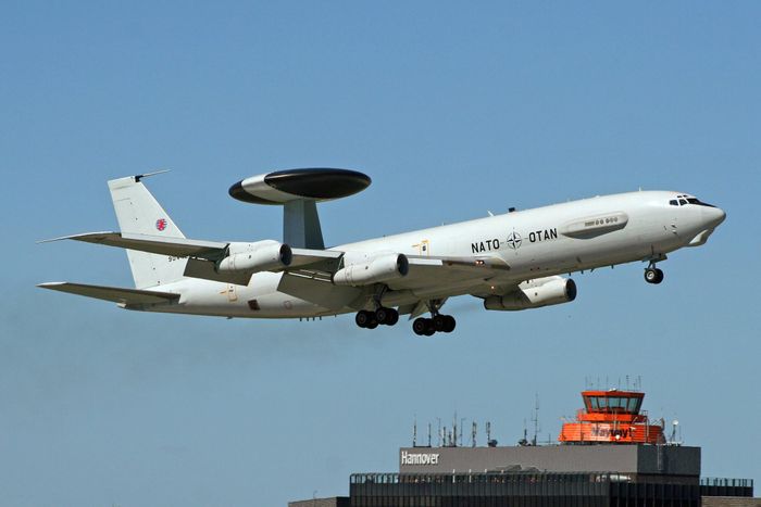 Máy bay chỉ huy và cảnh báo sớm E-3A của NATO cất cánh. Ảnh: NATO