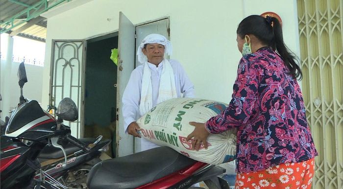 Nhiều hộ còn được ông Tuấn ứng trước lúa giống, phân bón, cày xới, thu hoạch và vận chuyển