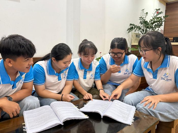 Em Nguyễn Hoàng Thảo My (thứ 2 bên trái) cùng các thành viên đội Biển xanh ôn luyện, chuẩn bị cho vòng chung kết toàn quốc