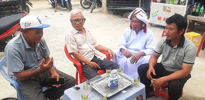 Anh Thổ Văn Liền (ngoài cùng bên phải) trò chuyện, thăm hỏi động viên bà con trong thôn